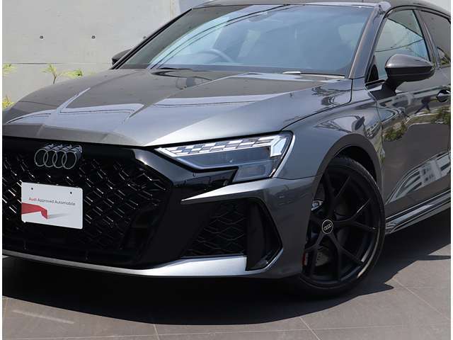 ●一目でAudiとわかる特徴的なシングルフレームグリル・LEDライト。精悍なフロントマスクからAudiのスマートで上品なブランドを連想させてくれます。女性にも大変ご好評いただいております。