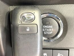 【キーフリーシステム】カバンやポケットに入れたままでもドアの施錠・解錠が可能なスマートキーを装備。エンジンのオン・オフ時もカギを取り出す必要が無いからとっても便利です♪