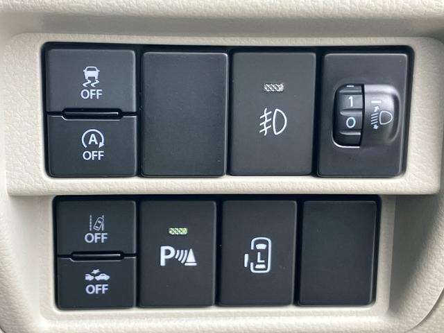 各機能の切り替えボタンは運転席前方の手の届きやすい場所に配置してあります。スライドドアの操作も運転席からできます！