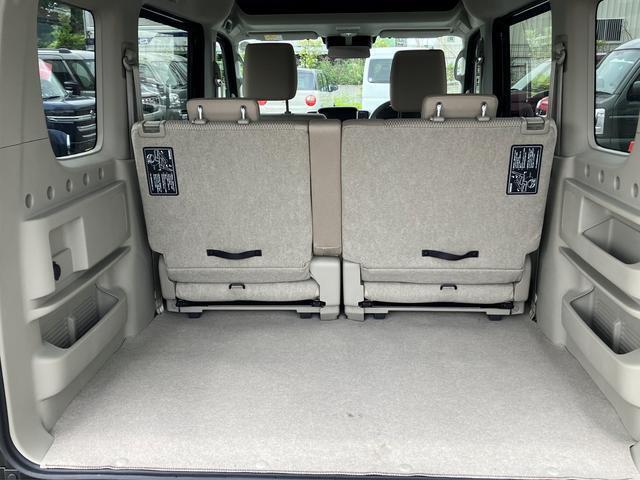 バックドアは雨でも荷が濡れにくい上開き跳ね上げ式。アウトドアなど道具の積み下ろしもスムーズ！