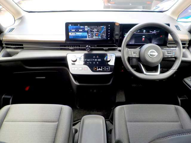 新型セレナの運転席は、良好な視界と操作性を提供。運転支援システムの情報が一目でわかるディスプレイと、直感的な操作が可能なステアリングスイッチで、安全快適なドライブをサポートします。