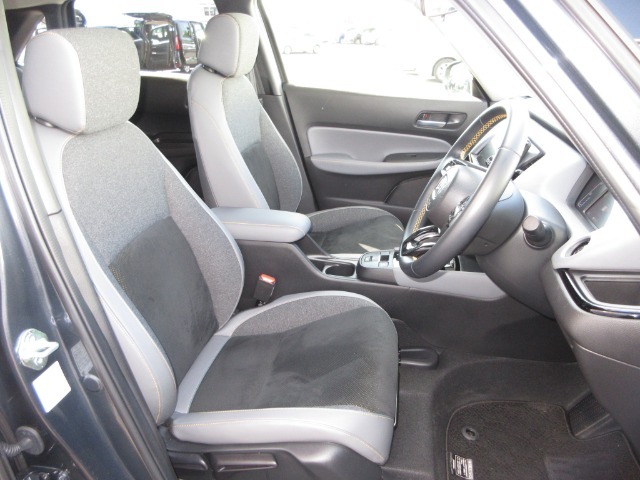 運転席には高さ調整ができる『シートハイトアジャスター機能』が付いています！　これなら小柄な方にも大柄な方にも自分にぴったりの運転姿勢がとれますね～！