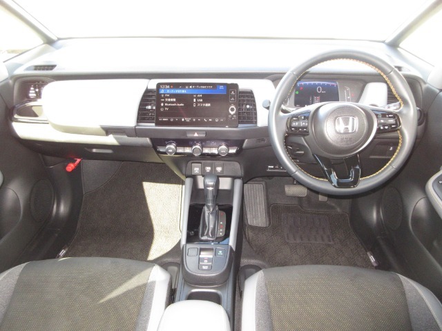 握りやすいハンドルには、オーディオコントロールとクルーズコントロールスイッチが装備されており、ハンドルから手を離さずに操作が出来ます。感覚で操作ができて便利で安全ですね！