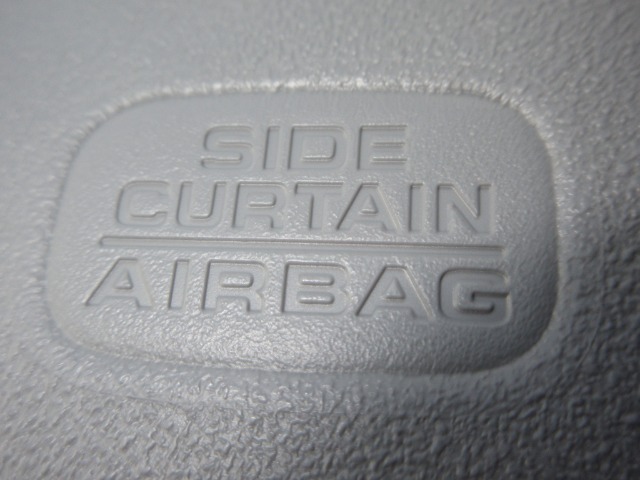 サイドカーテンエアバックシステムは、側面衝突時に大人から子供までさまざまな体格の乗員の頭部や頚部を広範囲で保護。特にセンターピラーへの頭部衝突を防ぐ展開性能を実現しています。