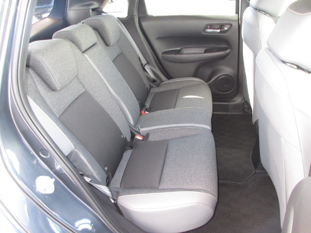 座面パッドの面積拡大と厚型化、背もたれ角度の最適化、さらに足元空間の拡大などにより、ダイブダウン＆チップアップの使いやすさをそのままに、快適な座り心地を実現しました。