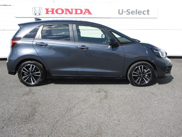 フロントピラーからルーフエンドまでの流麗なラインを、角度と幅を吟味したリアピラーでしっかりと受け止め、豊かに張り出させたリアフェンダーへとつなげることで、躍動感と安定感を強めました。