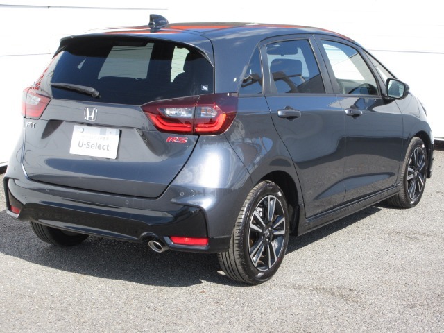 リアウインドウやリアコンビネーションランプを、ボディーパネルとの段差が少ないシームレス表現とすることで塊感をさらに強調。安定感と安心感に満ちたリアビューを実現しています。