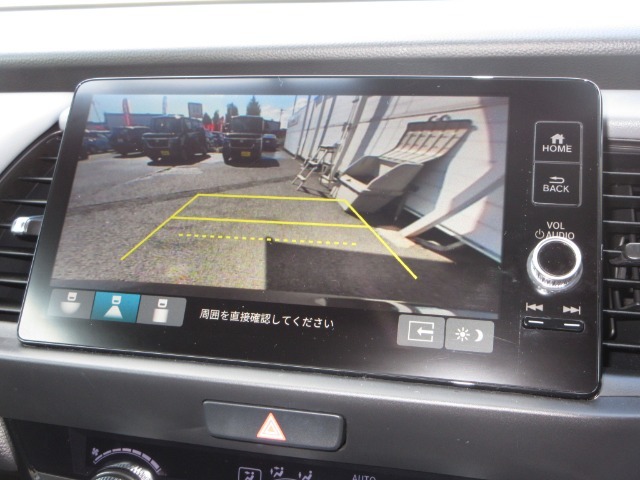 バックをするとき自動でリアの様子が映る『リアカメラ』付き！　ナビ画面で確認しながらバックができますから安心ですね。でも、目視も大切ですよ！安全第一でお願いします！