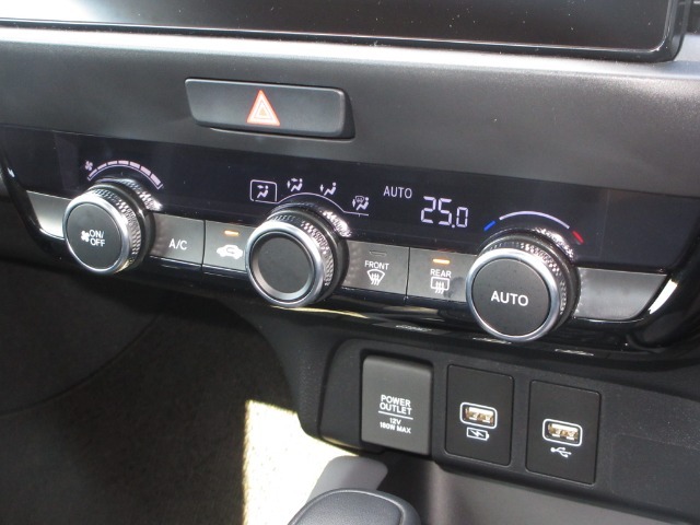 エアコンはオートエアコンでお好みの温度調整が出来、オールシーズン快適にドライブできます！リア席はプライバシーガラスで夏も涼しく過ごせます！