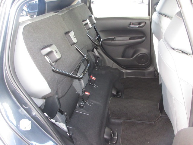 座面を跳ね上げれば、後席が背の高い空間に。駐車場などで後ろが狭く、テールゲートが開けられない時に、横から積みやすい「もうひとつの荷室」になるなど、アイデア次第で使い方が広がります。