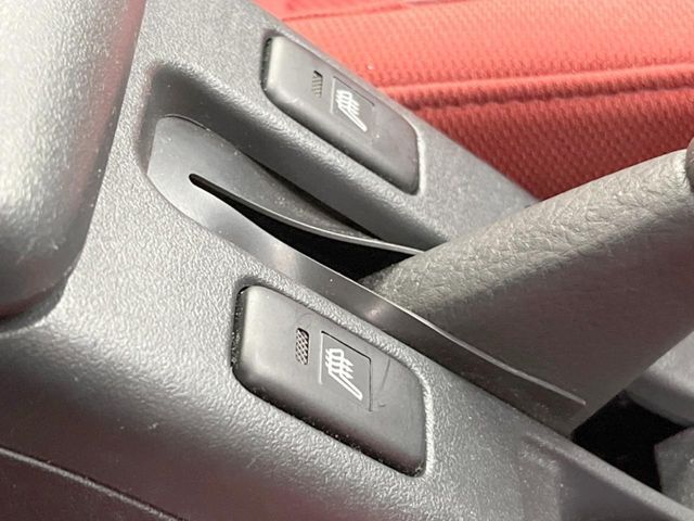 【オートエアコン】一度お好みの温度に設定すれば、車内の温度を検知し風量や温度を自動で調整。暑い…寒い…と何度もスイッチ操作をする必要はありません。快適な車内空間には必須の機能ですね♪