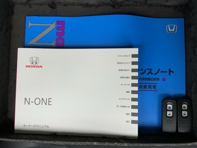 スマートキーは鍵をバッグに入れたままでもドアロックの開閉やエンジンのON・OFFができます。夜間や雨の日も鍵を探さなくて良いので便利です。