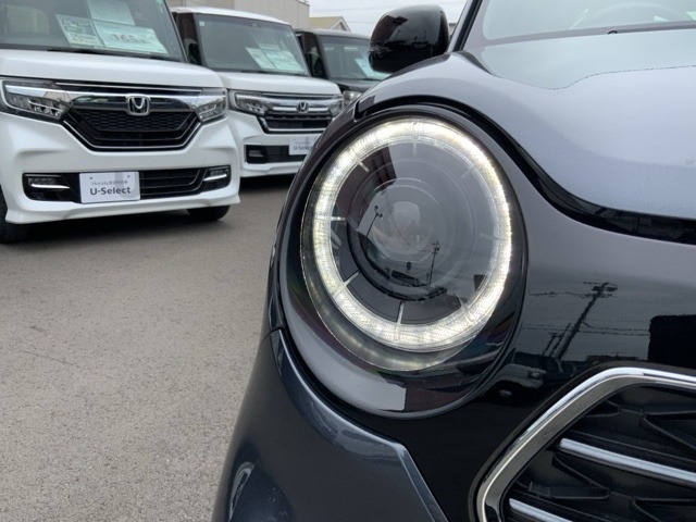 LEDヘッドライトは、点灯の瞬間から最大光量を発揮し、突然暗くなるトンネルなどでの安定感を高めます。