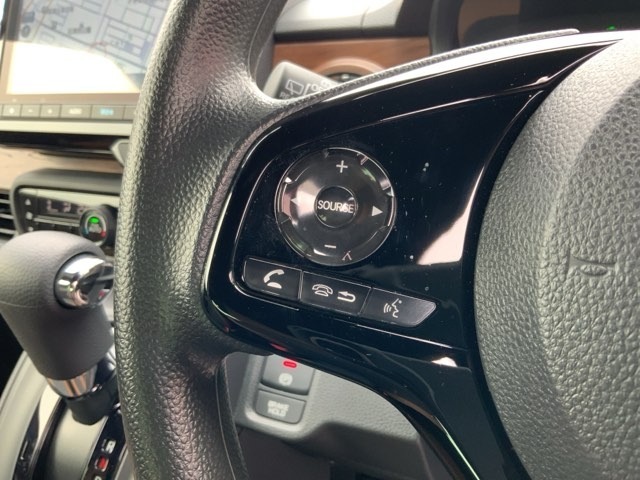 ステアリングにオーディオ操作スイッチが付いています。オーディオ画面に直接タッチしなくても操作が出来ますので、運転に集中できます。