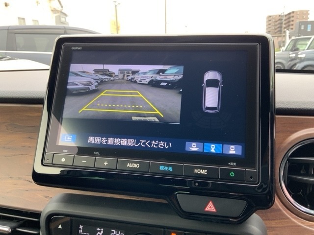 リバースギアに入れるだけで後方の表示へ切り替わります。夜間や雨の日の駐車も楽になりますよ。