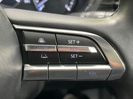 【マツダ・レーダークルーズコントロール】高速道路での長距離走行が楽に！自動で速度を保つクルーズコントロールが、衝突軽減システムと連携し、前方の車両を感知して車間を保つように速度調節してくれます！！