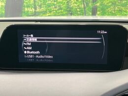 【8.8インチマツダコネクト】車内の雰囲気にマッチした大型のディスプレイ。スマホ接続でのナビ使用やBluetooth再生等、様々な機能が楽しめます。直感的なダイヤル操作が可能で、使い勝手も良好です。