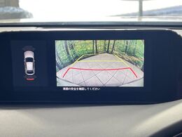 【8.8インチマツダコネクト】車内の雰囲気にマッチした大型のディスプレイ。スマホ接続でのナビ使用やBluetooth再生等、様々な機能が楽しめます。直感的なダイヤル操作が可能で、使い勝手も良好です。