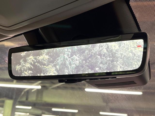 【デジタルインナーミラー】後席の大きな荷物や同乗者で後方が確認しづらい時でも安心！カメラが撮影した車両後方の映像をルームミラー内に表示。クリアな視界で状況の確認が可能です！