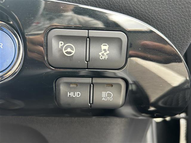 【エマージェンシーブレーキ】前方の状況をチェックし、車両や歩行者との衝突を回避したり、衝突による被害を低減するための技術です。