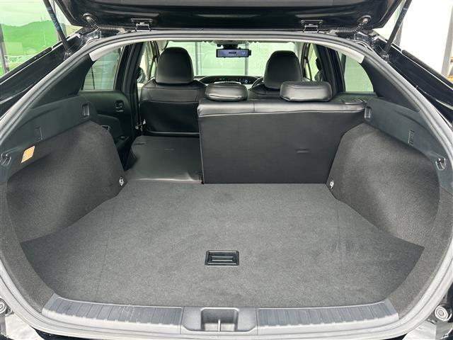 【エマージェンシーブレーキ】前方の状況をチェックし、車両や歩行者との衝突を回避したり、衝突による被害を低減するための技術です。