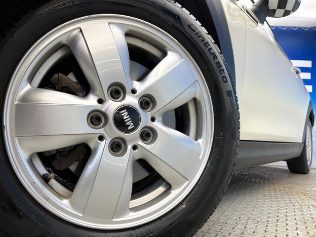 ●純正15インチアルミホイール：輸入車ならではの卓越した走りを支えるホイールと足回りです！日本車の走りに慣れている方にもぜひ体感して頂きたいほど、高いレベルでまとまっています！