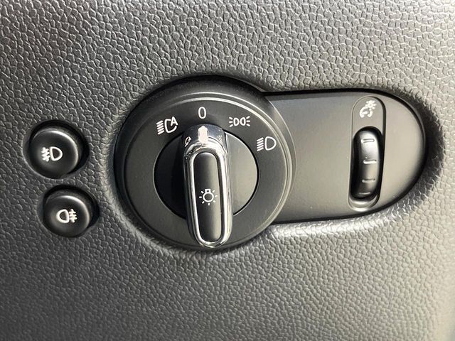 ●オートライト：よりストレスの少ないドライビングをお楽しみいただけます。あるとないとでは大きく違ってくるポイントの一つです！