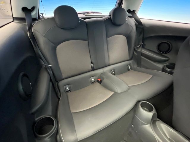 ●後部座席も気になるようなキズ・汚れやへたり等、大きなダメージはなく、良好な状態です。
