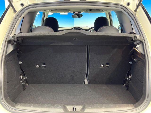 ●トランクルーム：趣味が広がる収容スペース！これだけの広さがあればお買い物やレジャーなどにも最適です！使用感も少なくきれいな状態を維持しております。