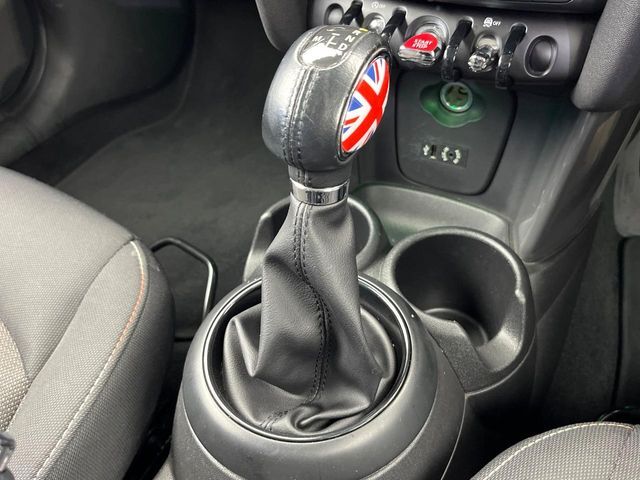 ●MTモード付きAT：通常は自動でおこなわれる変速（ギアチェンジ）をドライバーの操作によって意図的に変えられるシステムです。より一層普段のドライブをお楽しみいただけます！