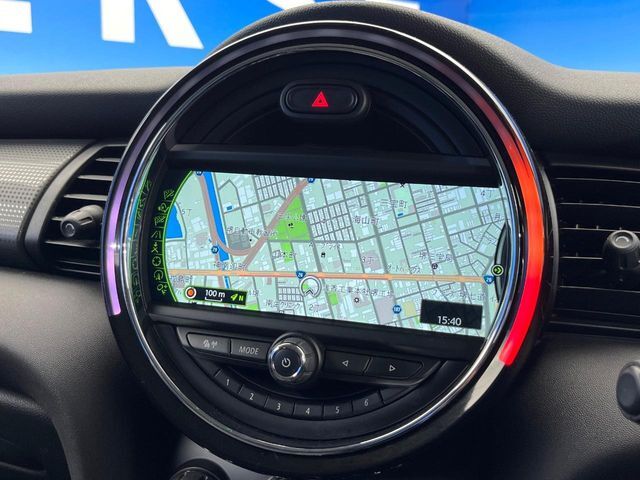 ●純正ナビ:一体感のあるナビは、高級感ある車内を演出してくれます。オーディオ機能も充実しておりますので、運転もより楽しめます♪