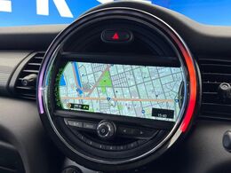 ●純正ナビ:一体感のあるナビは、高級感ある車内を演出してくれます。オーディオ機能も充実しておりますので、運転もより楽しめます♪