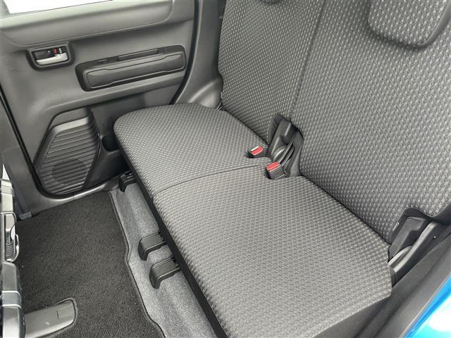 こちらフロアマットの写真になります。全車しっかり清掃済みです。別途、車丸洗いプランなどもありますので、是非、検討よろしくお願いします。中古車は一物一価なので、早い者勝ちです。お問合わせお待ちしてます！