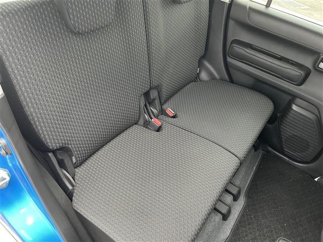 こちらフロアマットの写真になります。全車しっかり清掃済みです。別途、車丸洗いプランなどもありますので、是非、検討よろしくお願いします。中古車は一物一価なので、早い者勝ちです。お問合わせお待ちしてます！