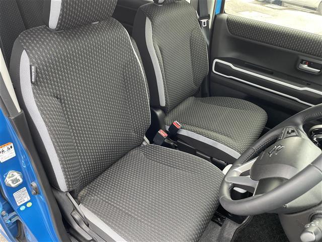 こちらは運転席のシートです。納車前には自社でしっかりクリーニングを行います。また、『AD除菌やシート撥水コーティング（別途料金）』などの、クリーニングメニューもご用意しております。