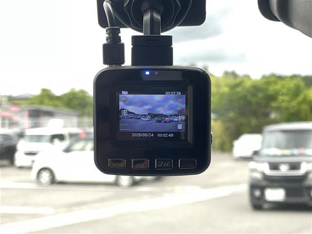 こちら後席周りの装備の写真です。動作に問題はなく、しっかり作動します。車によっては様々な機能が多数付いている車もありますので、長距離ドライブも快適に過ごせます。早目のご検討よろしくお願いします。