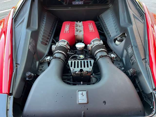 シャーシ、ボディ、エンジンは総アルミ製でサスペンションアームも鍛造アルミ製です！V8DOHC4・5リッターミッドシップエンジン！フェラーリパワー570PS（カタログ値）！