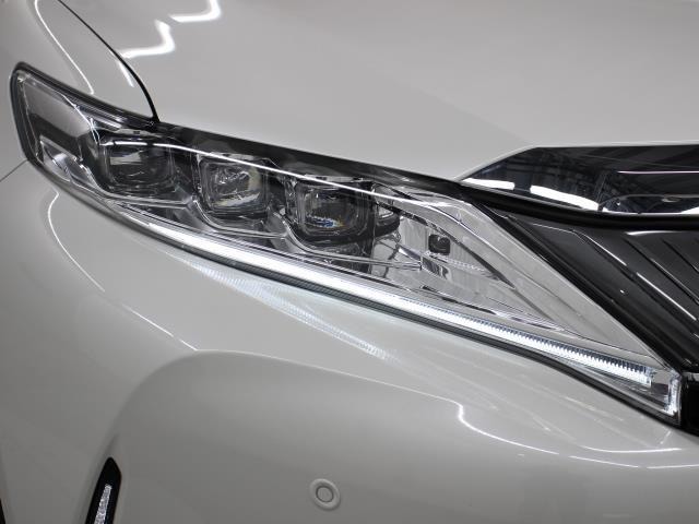 LEDヘッドランプにはアダプティブハイビームシステム「AHS」を採用。光検出カメラで車両検出をし、先行車や対向車に直接ハイビームを当てないように部分遮光します。