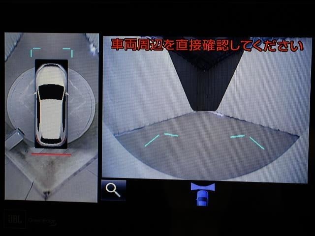 車両を上から見たような映像をナビ画面に表示するパノラミックビューモニター（左右確認サポート+シースルービュー機能付）。運転席からの目視だけでは見にくい、車両周辺の状況をリアルタイムで確認できます。