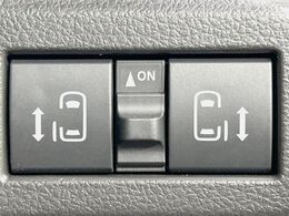 【両側パワースライドドア】スマートキーや運転席のスイッチで後席両側スライドドアの開閉が可能♪電動だから力を入れてドアを開ける必要が無く、小さなお子様でも簡単に開け閉めでき快適です♪