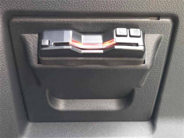 【ETC】有料道路を利用する際に料金所で停止することなく通過できる、ETC車載器（ノンストップ自動料金収受システム機器）が装備されています。セットアップを行うことで利用可能になります。