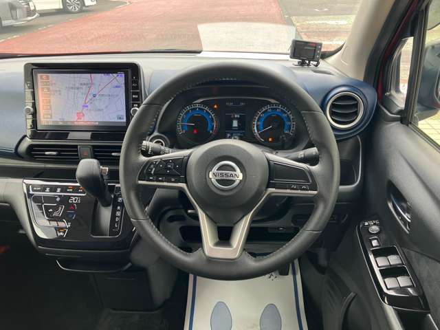 使いやすく安全な操作性と良好な視界を実現した運転席！