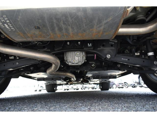 車両後方からの下回りです。マフラー防錆塗装や下回り防錆施工等も可能でございます。