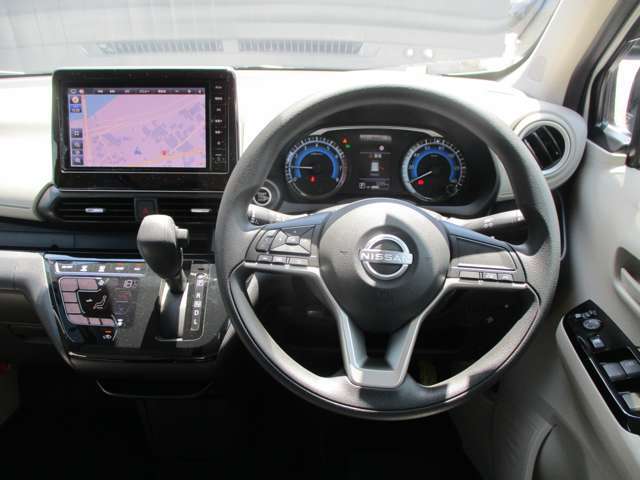 デイズの運転席廻りになります。ひじ掛けや収納など便利な装備がついてます！