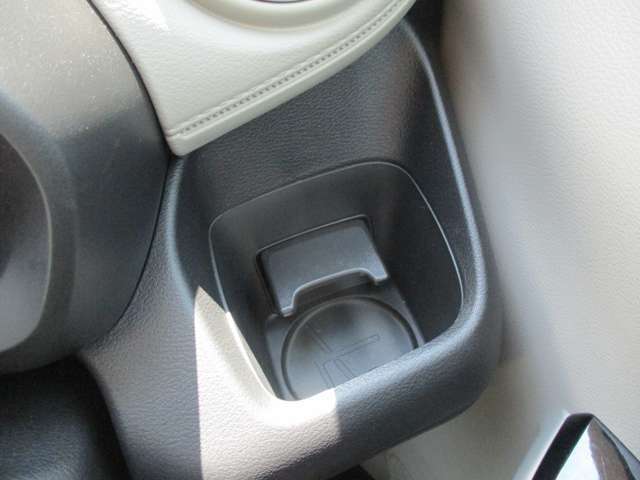 運転席で使用できるドリンクホルダーです。