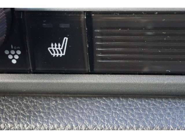 【シートヒーター】寒い冬に欠かせないシートヒーター搭載！座席から温める車の暖房器具です。