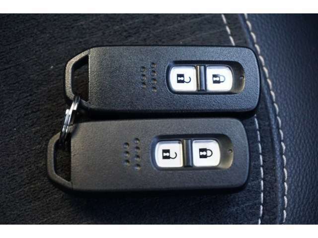 【スマートキー】キーをポケットやバッグに入れたまま車のドアの解錠・施錠、エンジンのON/OFFが行えます。
