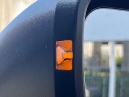 【リヤビークルディティクション】走行中、ドアミラーの死角になりやすい箇所に後続車が接近するとサイドミラー付近に警告を表示、ドライバーに注意喚起と、万一の際はハンドル操作をアシストをします。