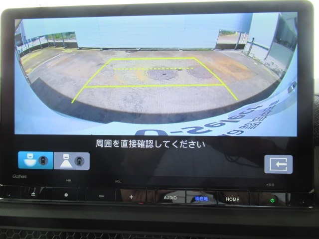 【リアカメラ】リバースに入れるだけで後方の映像が映ります。安全確認や、狭い駐車場での車庫入れ、雨の日や夜間など視界の悪い時に便利です。安全にバックする為には欠かせない装備です。