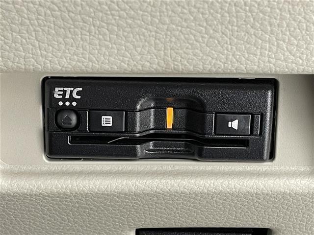 【ETC】有料道路を利用する際に料金所で停止することなく通過できる、ETC車載器（ノンストップ自動料金収受システム機器）が装備されています。セットアップを行うことで利用可能になります。